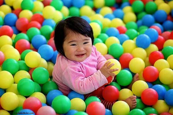 Bébé jouant dans le parc à boules